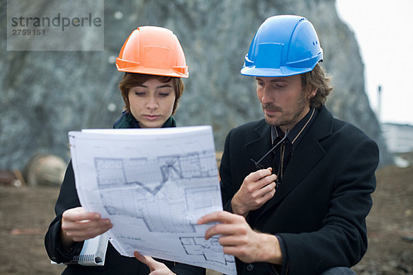 Projektleitung auf einer Baustelle ein Mann und eine Frau-Schweden.