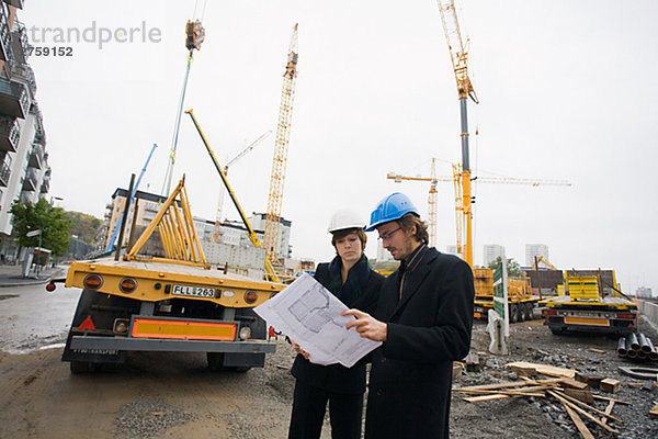 Projektleitung auf einer Baustelle ein Mann und eine Frau-Schweden.