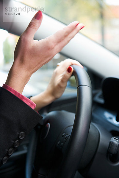 Die Hände einer Frau in einem Auto Schweden.