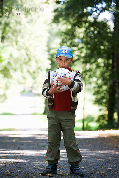 Ein Junge mit einem Fußball Schweden.