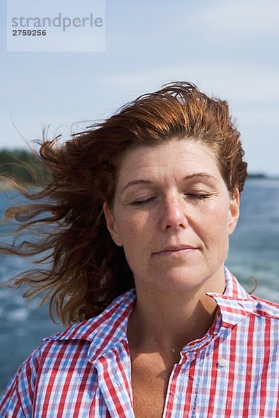 Eine Frau auf einem Boot sonnigen Sommern am Tag der Archipel von Stockholm Schweden.