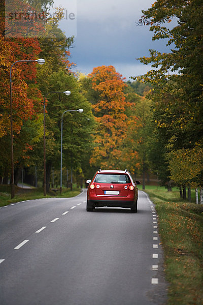 Red Auto auf eine Countryroad Schweden.
