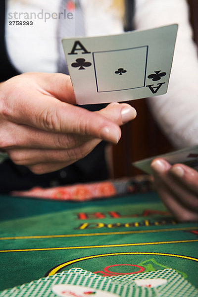 Ein Croupier an einem Glücksspiel Tisch.