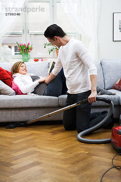 liegend liegen liegt liegendes liegender liegende daliegen Frau Mann Schwangerschaft Staubsauger Couch