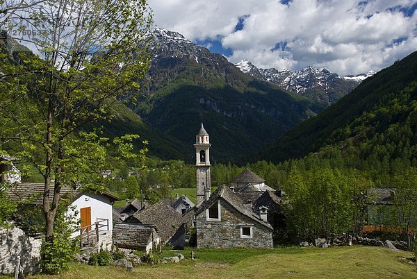 Schweiz  Alpine Verzascatal  Sonogno Dorf