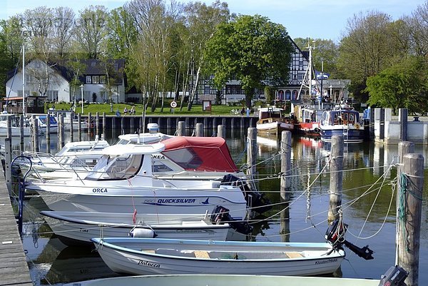 Boote vor Anker in Harbor  Hiddensee  Mecklenburg-Vorpommern Deutschland