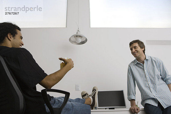 Männer entspannen sich im lässigen Büro