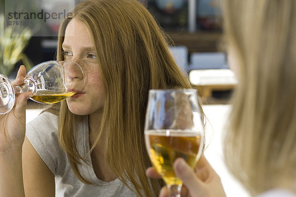 Junge Frauen trinken Bier in einem Outdoor-Café