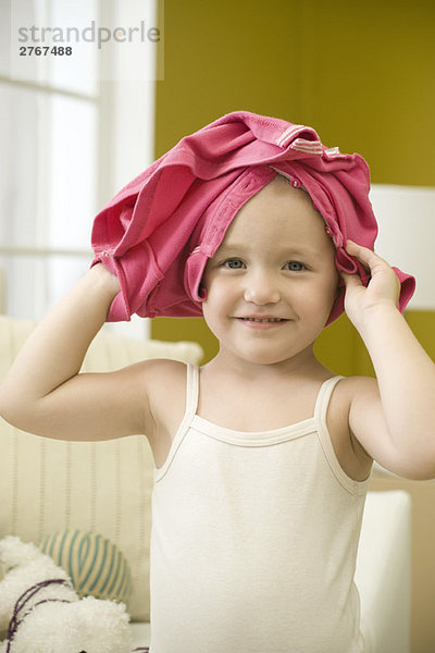 Kleinkind Mädchen mit Hemd auf dem Kopf  Portrait