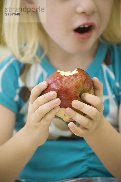Kleines Mädchen isst Apfel  gepflanzt