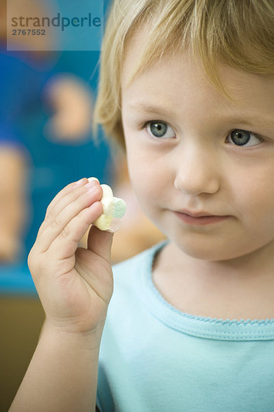 Kleines Mädchen mit Marshmallow  Nahaufnahme