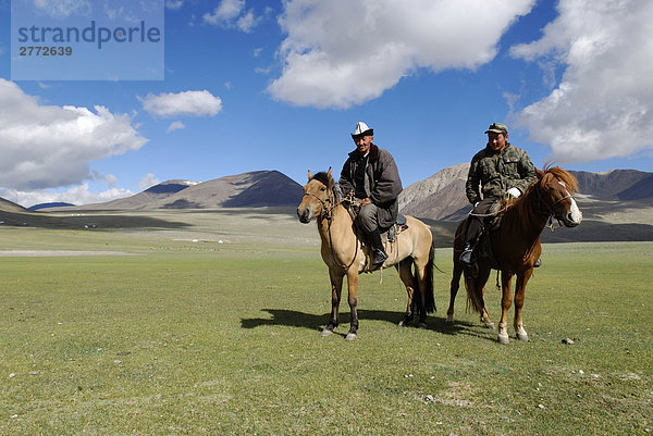 10850402  Kasachisch  Mongolisch  Fahrer  Pferd  Altai  Kasachstan  Mongolei  Asien  Asiaten  Asiatinnen  Landschaften  Landschaft  Mann  Männer  Personen  Pferde  Pferd Reiten  Steppe  Tier  Tier  Tiere  Tiere  Zentralasien  zwei