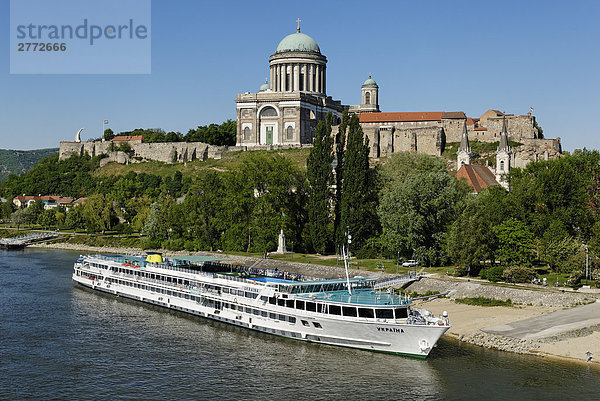 Kuppel  blauer Himmel  wolkenloser Himmel  wolkenlos  Wasserrand  Wasser  Europa  Palast  Schloß  Schlösser  Gebäude  Stadt  Großstadt  Festung  Wahrzeichen  fließen  Fluss  Kathedrale  Schiff  Kreuzfahrtschiff  Donau  Osteuropa  Ungarn  übergroß  Kuppelgewölbe