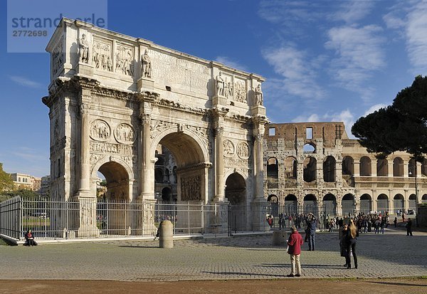 Menschen vor Triumphbogen  Arch of Constantine  Rom  Latium  Italien