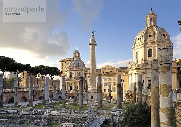 Alte Ruinen von Säulen  Trajans Forum  Rom  Latium  Italien