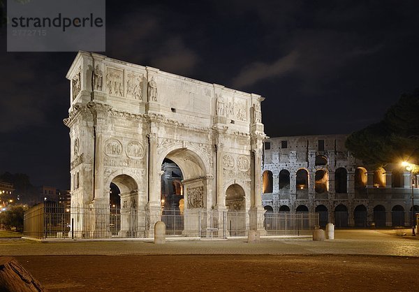 Triumphbogen beleuchtet nachts  Arch of Constantine  Rom  Latium  Italien
