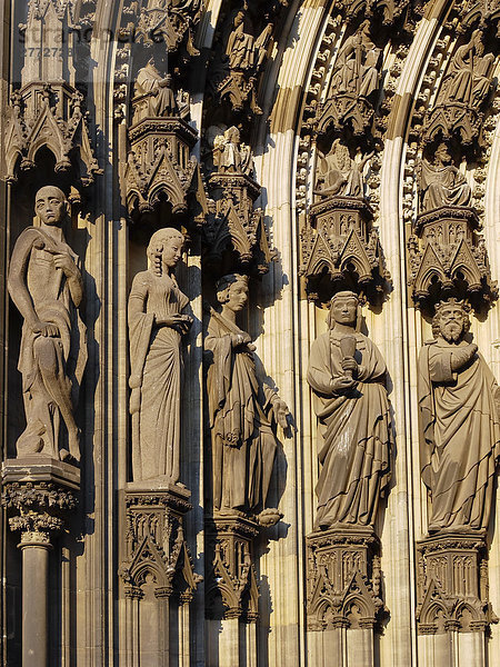 Skulpturen an der Kathedrale  Kölner Dom  Köln  Rheinland  Nordrhein-Westfalen  Deutschland