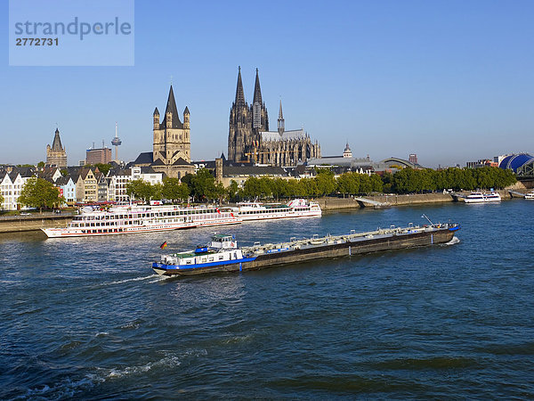 Boot Segeln in River  Rhein  Köln  Deutschland