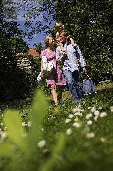 Familie zu Fuß über Wiese