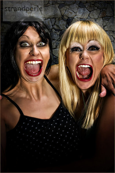 zwei Frauen mit weit geöffneten Mund  Portrait