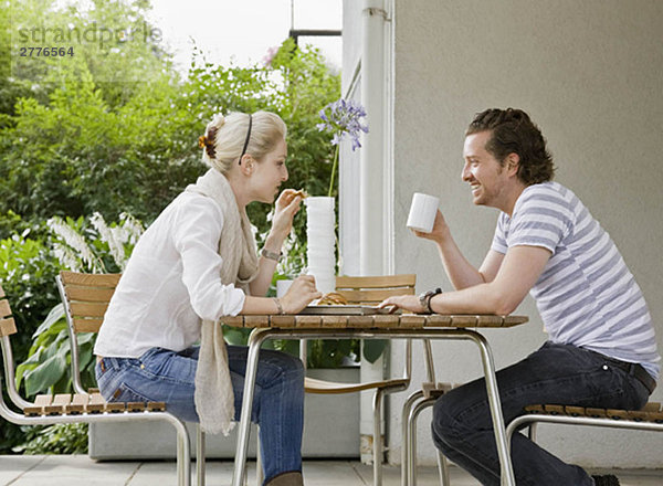 Mann und Frau beim gemeinsamen Essen