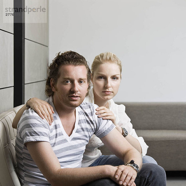 Mann und Frau im Wohnzimmer