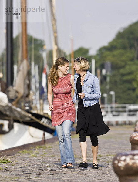 Frauen  die auf einem Pier laufen