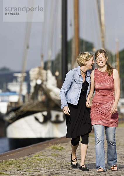 Frauen  die auf einem Pier laufen