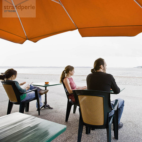 Mann und Frau sitzen in einem Café.