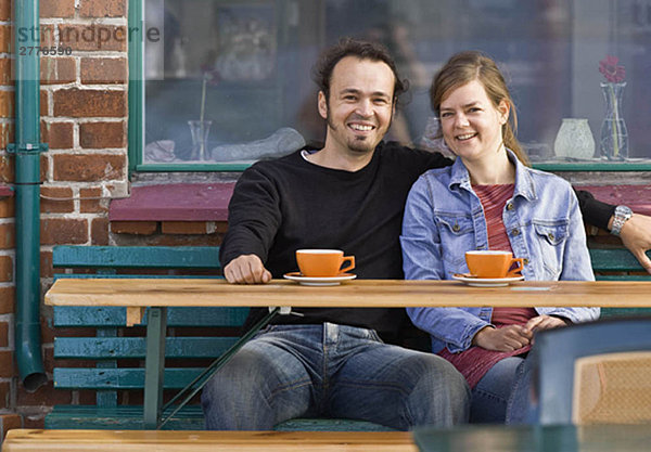 Mann und Frau sitzen in einem Café.