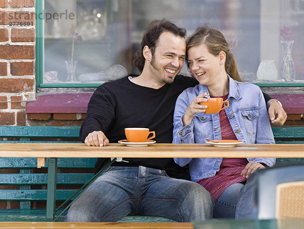 Mann und Frau sitzen in einem Café.