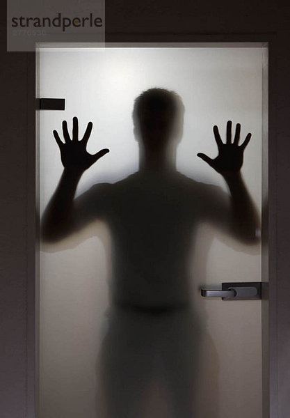 Silhouette eines Mannes an einer Tür