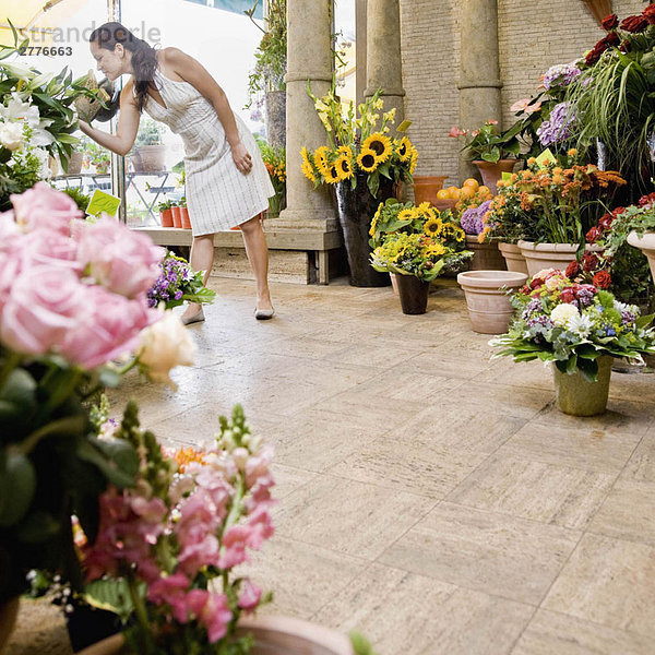 Frau steht in einem Blumenladen