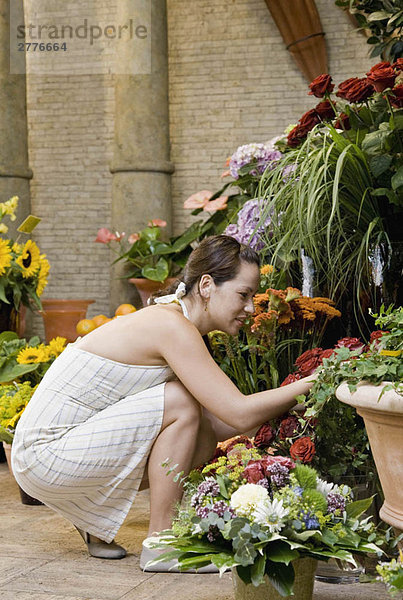 Frau beim Einkaufen in einem Blumenladen