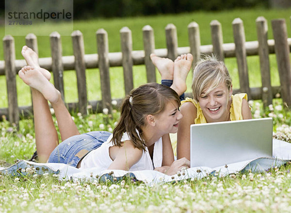 Junge Mädchen spielen am Computer