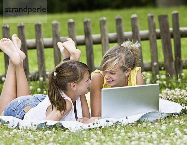 Junge Mädchen spielen am Computer