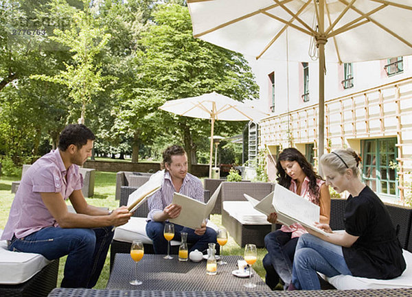 Männer und Frauen im Gespräch über Menüs