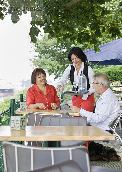 Kellnerin mit Getränken