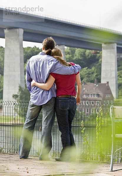 Mann und Frau mit Blick auf den Fluss