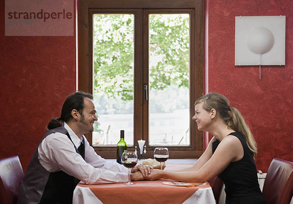 Mann und Frau beim gemeinsamen Abendessen