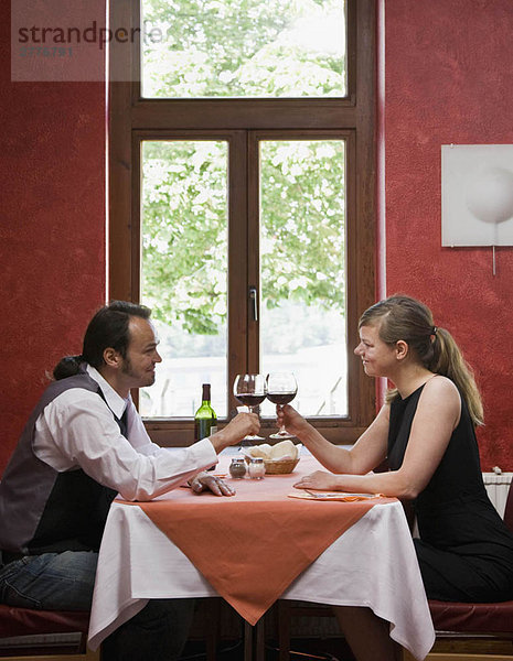 Mann und Frau beim gemeinsamen Abendessen