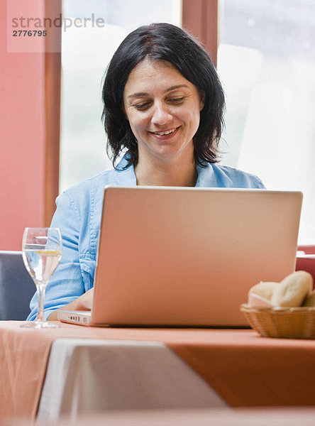 Frau bei der Arbeit am Laptop