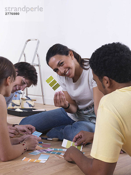 Gruppe von Freunden  die sich für Farben entscheiden