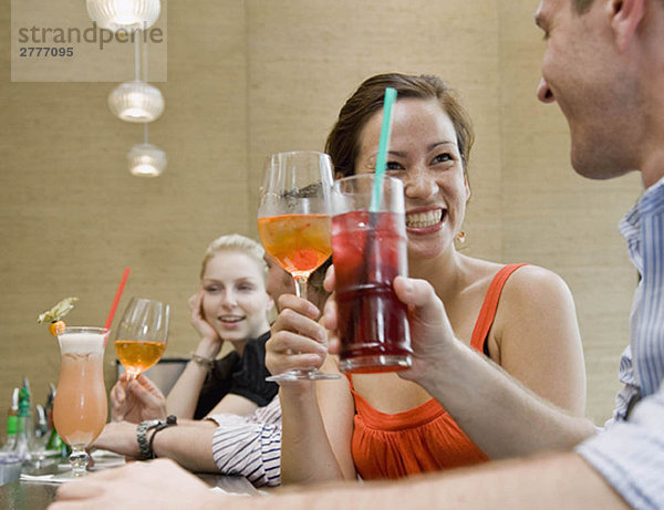 Freunde  die zusammen trinken