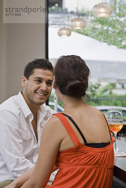 Freunde sitzen an der Bar und trinken