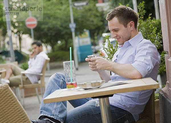 Man Textnachrichten am Tisch