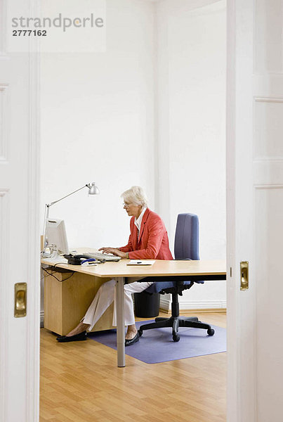 Frau bei der Arbeit am Computer