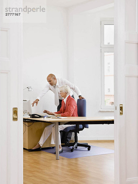 Frau und Mann bei der Arbeit am Computer