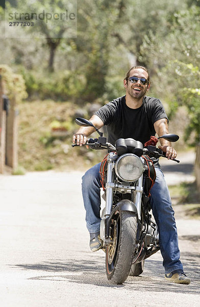 Porträt eines Mannes auf einem Motorrad