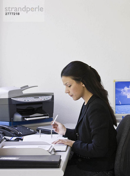 Arbeiter im geschäftigen Büro